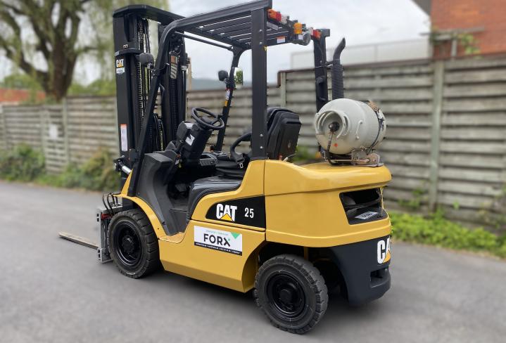 Caterpillar 2.5 Ton uitgerust met triplexmast 5.5M & met Side shift - Vorkversteller caterpillar Mitsubishi Toyota forx verkoop Forx Te koop chariot a vendre Forklift for sale FORX Verkoop verhuur transport heftruck triplex side shift fingertip forkpositioner vorkversteller 