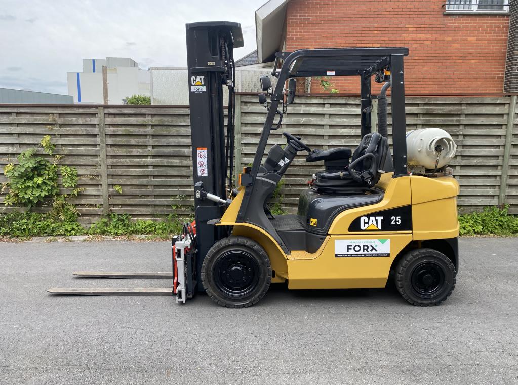 Caterpillar 2.5 Ton uitgerust met triplexmast 5.5M & met Side shift - Vorkversteller caterpillar Mitsubishi Toyota forx verkoop Forx Te koop chariot a vendre Forklift for sale FORX Verkoop verhuur transport heftruck triplex side shift fingertip forkpositioner vorkverstelle