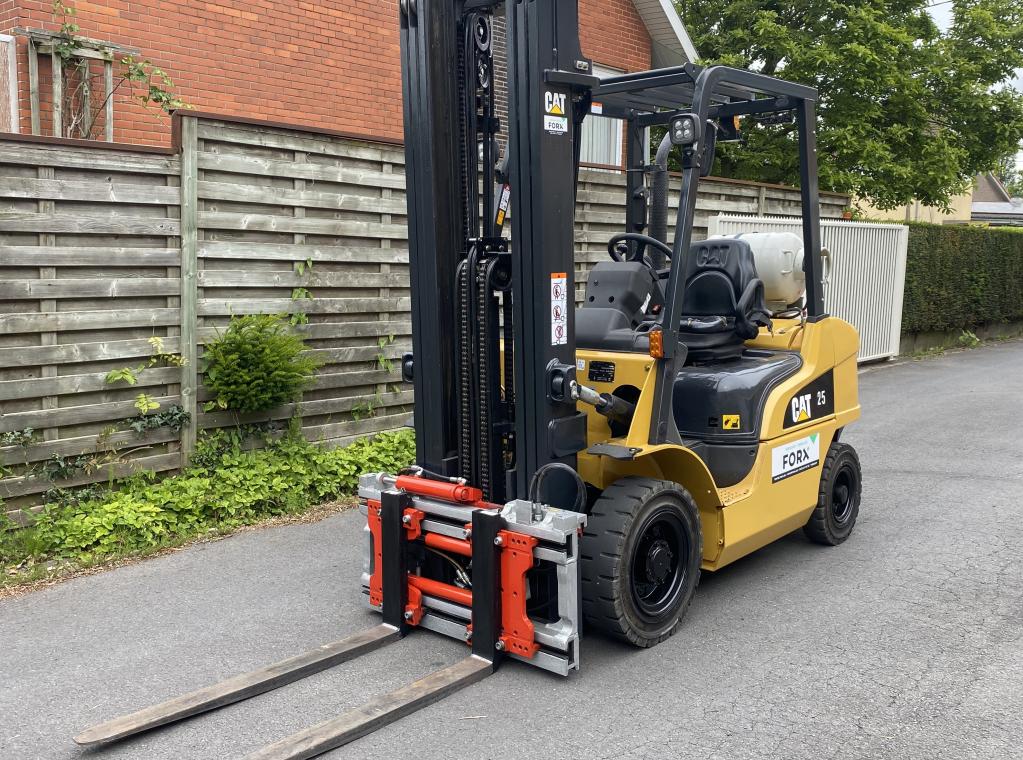 Caterpillar 2.5 Ton uitgerust met triplexmast 5.5M & met Side shift - Vorkversteller caterpillar Mitsubishi Toyota forx verkoop Forx Te koop chariot a vendre Forklift for sale FORX Verkoop verhuur transport heftruck triplex side shift fingertip forkpositioner vorkverstelle