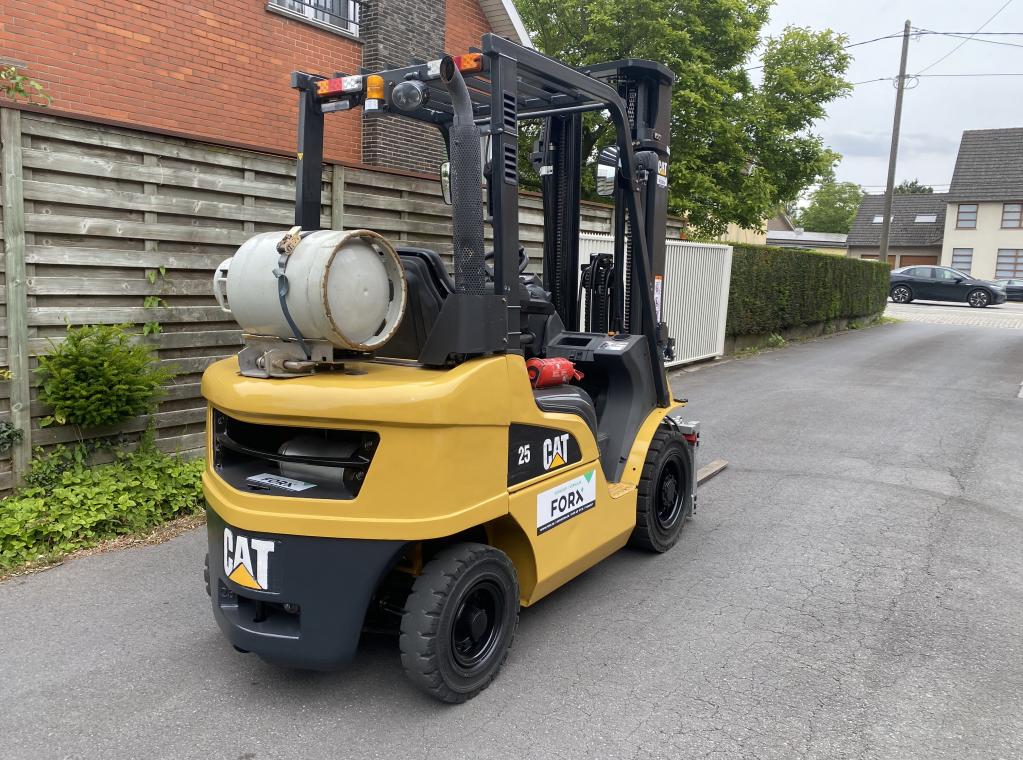 Caterpillar 2.5 Ton uitgerust met triplexmast 5.5M & met Side shift - Vorkversteller caterpillar Mitsubishi Toyota forx verkoop Forx Te koop chariot a vendre Forklift for sale FORX Verkoop verhuur transport heftruck triplex side shift fingertip forkpositioner vorkverstelle