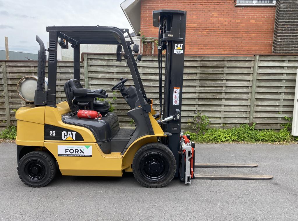 Caterpillar 2.5 Ton uitgerust met triplexmast 5.5M & met Side shift - Vorkversteller caterpillar Mitsubishi Toyota forx verkoop Forx Te koop chariot a vendre Forklift for sale FORX Verkoop verhuur transport heftruck triplex side shift fingertip forkpositioner vorkverstelle