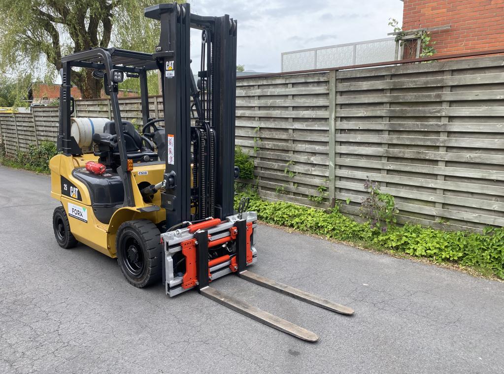 Caterpillar 2.5 Ton uitgerust met triplexmast 5.5M & met Side shift - Vorkversteller caterpillar Mitsubishi Toyota forx verkoop Forx Te koop chariot a vendre Forklift for sale FORX Verkoop verhuur transport heftruck triplex side shift fingertip forkpositioner vorkverstelle